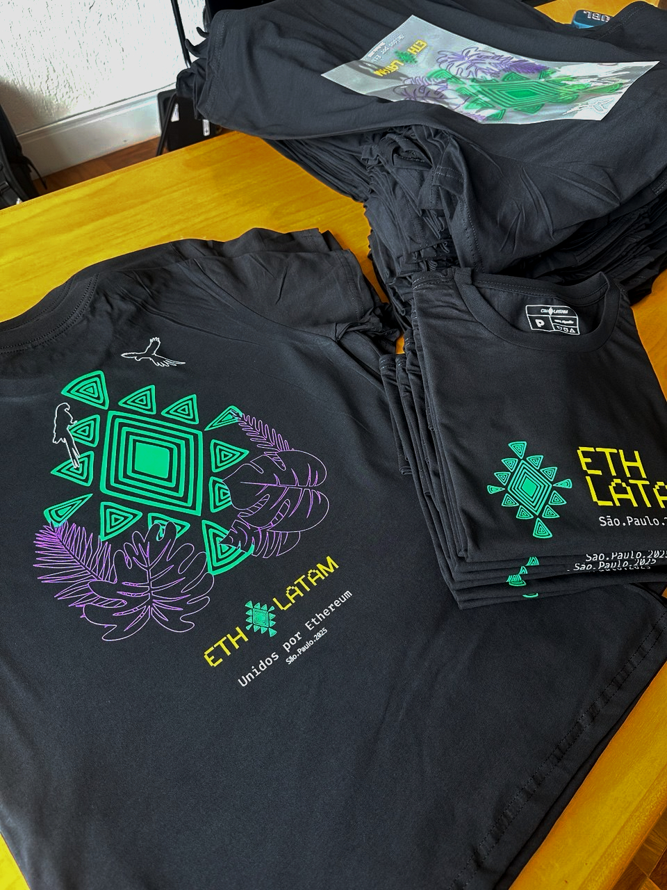 Camisetas personalizadas para evento produzidas pela Universo DTF