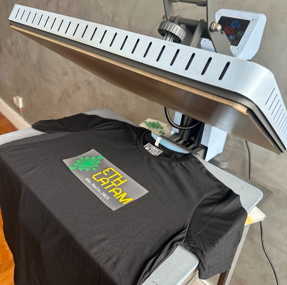 Personalização têxtil sendo realizada na produção da Universo DTF
